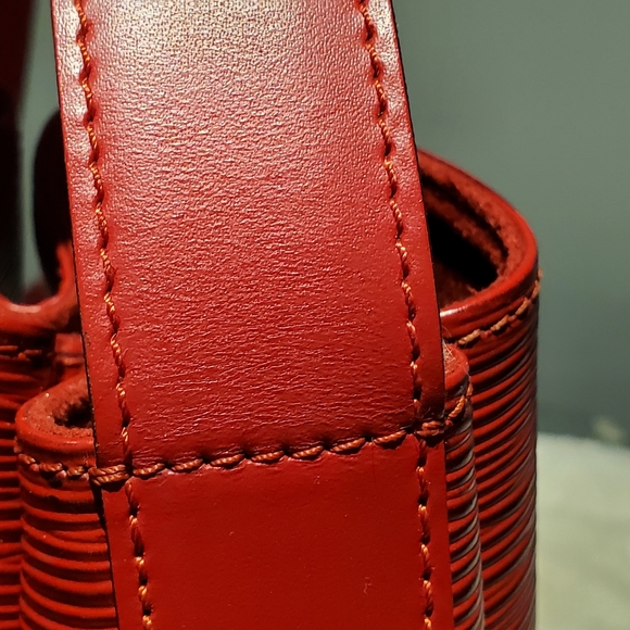 ✅✅✅SOLD✅✅✅ AUTHENTIC LOUIS VUITTON SAC DE'PAULE IN EPI RED - Picture 8 of 15